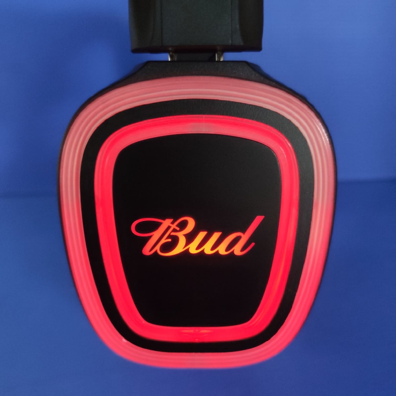 Auscultadores Dolly Digital com o logótipo da Bud em luz vermelha