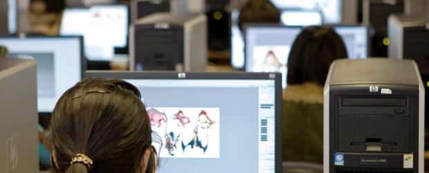 Elever med hovedtelefoner i computerlokalet