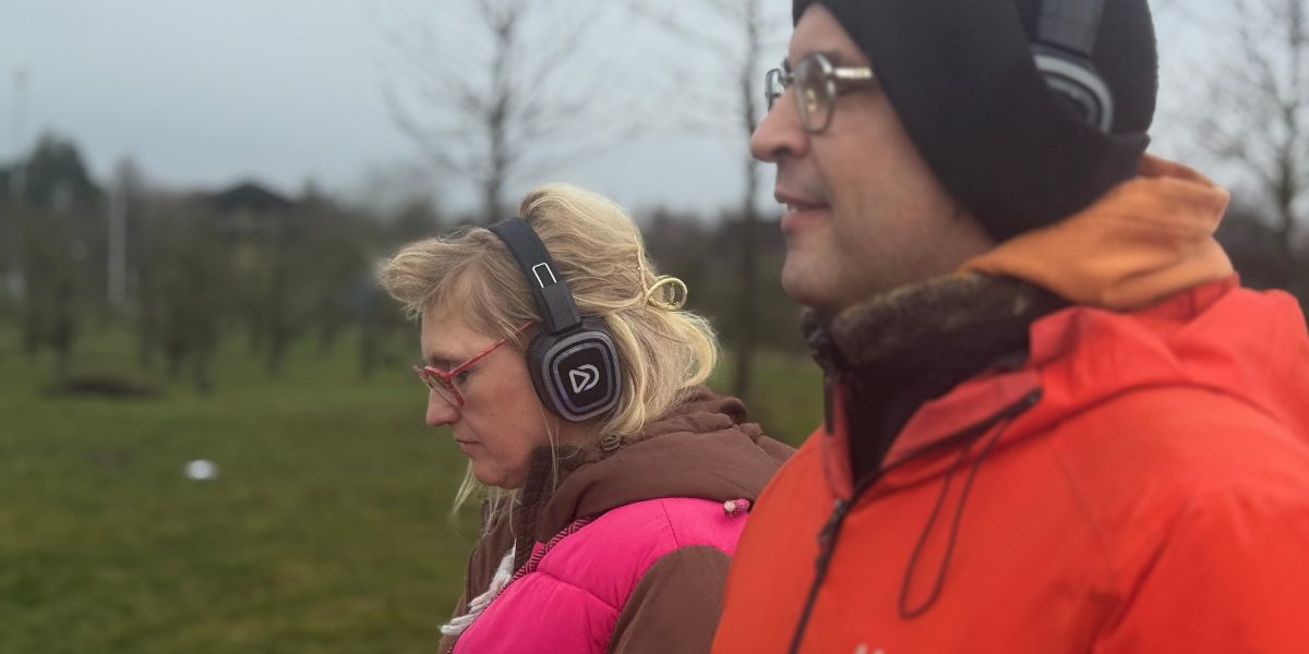 Deltagare med hörlurar på, redo att gå ut