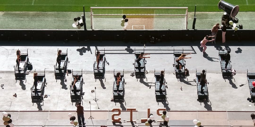 Clase de Pilates en reformers junto al campo en el Johan Cruijff ArenA