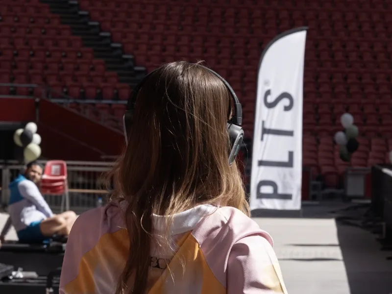 Deltager med hovedtelefoner til pilates i Johan Cruijff ArenA