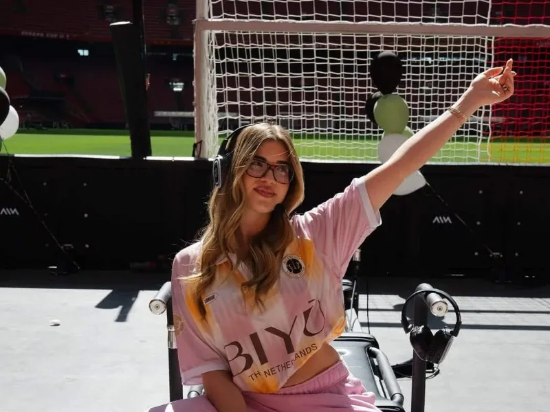 Pilates i Johan Cruijff ArenA, en deltager med hovedtelefoner strækker armen