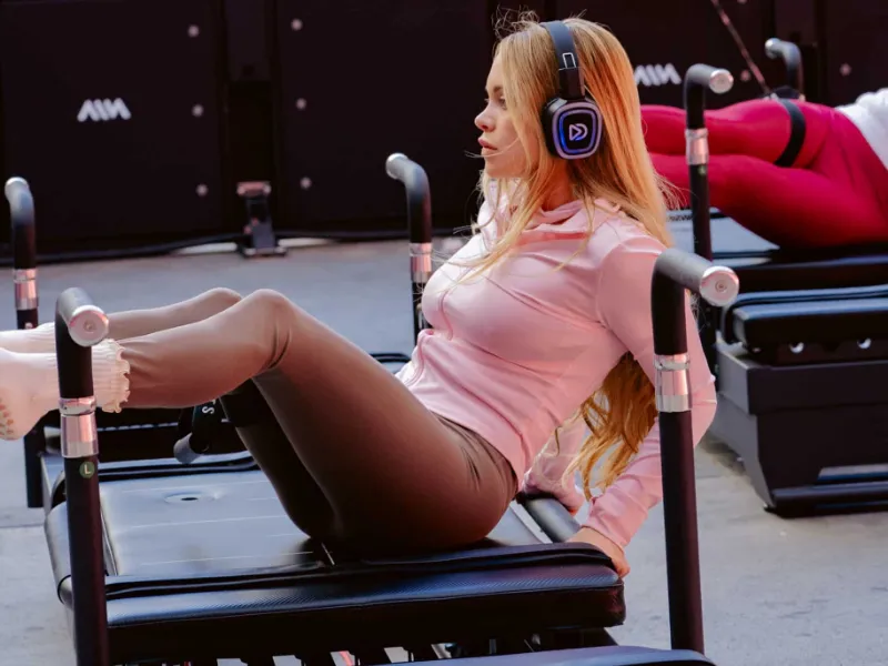 Pilates på en reformer i Johan Cruijff ArenA med Dolly Digital-hovedtelefoner
