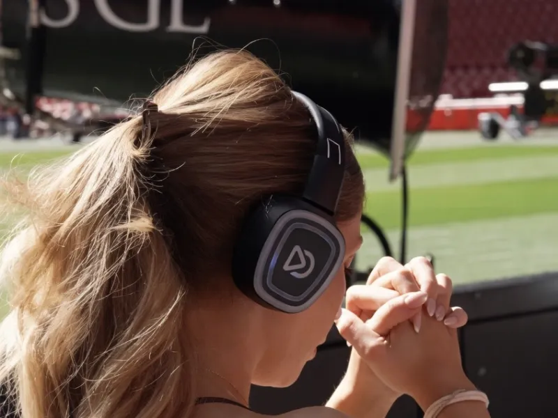 Deltager med hovedtelefoner under en time på stadion