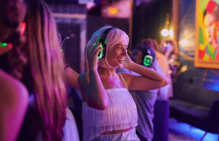 Vrouw op een feest met silent disco koptelefoon - silent disco feest - Dolly Digital