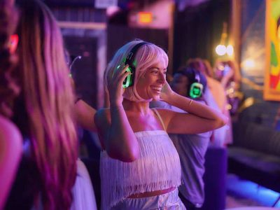 Silent-disco-thuis-vrouw-Dolly-Digital